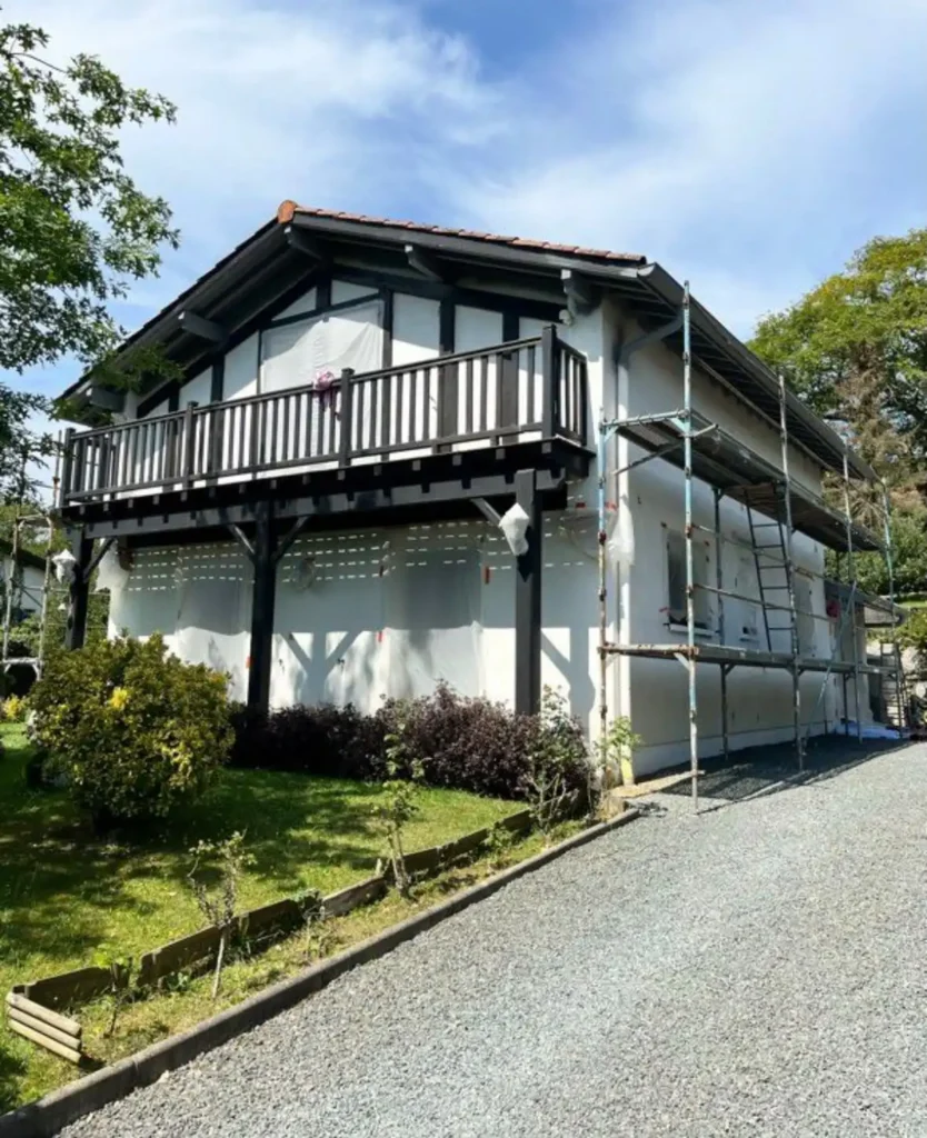 ravalement de façade en cours à Saint-Jean-de-Luz